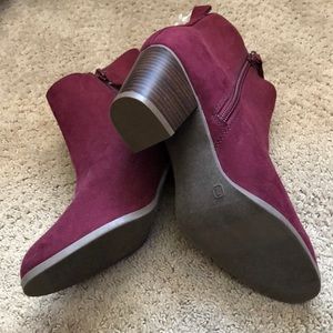 ✖️SOLD ✖️Women 7 Burgundy ankle booties